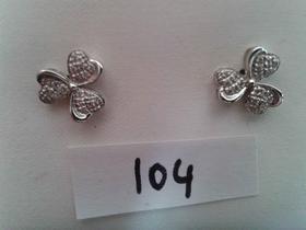 LOTE DE 2 PAREJAS DE PENDIENTES: - PENDIENTES DE BRILLANTES MODELO TRÉBOL,    0.16CT - PENDIENTES CON BRILLANTES DOBLE ARO CON REASA FOTOS 104 Y 105                                                                                                                                                                                                                                              en Valladolid