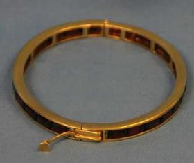 JUEGO DE PULSERA Y ALIANZA DE ORO AMARILLO CON GRANATES TALLA BAGUETTE.                                                                                                                                                                                                                                                                                                                           en Madrid