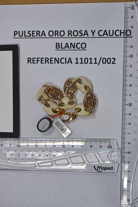 PULSERA ORO ROSA Y CAUCHO BLANCO CON REFERENCIA 11011/002, CON UN PRECIO DE   VENTA AL PUBLICO DE 1.475,00 EUROS.                                                                                                                                                                                                                                                                                 en Barcelona
