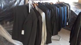 79 TRAJE HOMBRE ( PANTALON + CHAQUETA) ETIQUETA ROJA PRECIO UNITARIO: 995    TOTAL: 78.605                                                                                                                                                                                                                                                                                                      en Barcelona