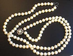 COLLAR DE 2 VUELTAS DE 117 PERLAS ANUDADAS Y UNIDAS POR UN BROCHE DE ORO      BLANCO CON UNA PERLA CENTRAL Y 8 PIEDRAS ALREDEDOR ENGASTADAS EN GARRA.                                                                                                                                                                                                                                             en A Coruña